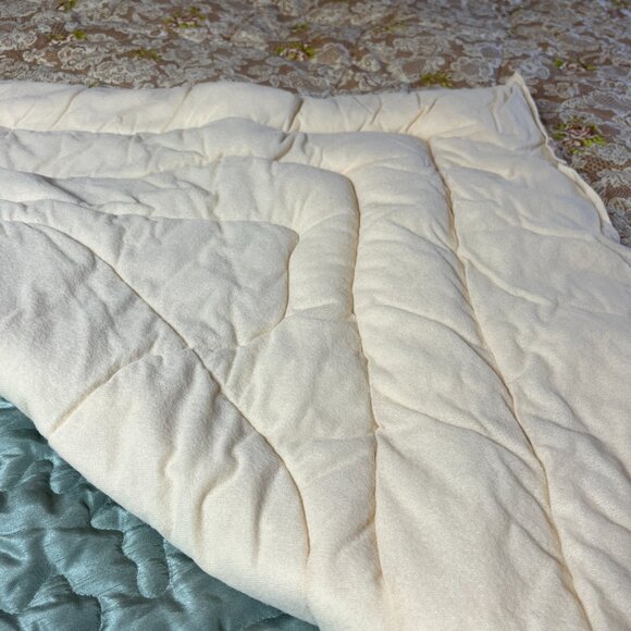 RARE FIND Vintage Never Used Bedspread. Floral and Lace Pattern - Picture 4 of 7